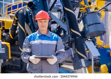 Concept Smart Online Industry. Offshore Worker Inspect With Tablet Drilling Rig For Exploration Of Minerals For Oil, Gas And Artisan Water.