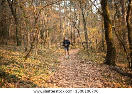 Similar – Foto Bild Junger Mann, der während des Trainings im Wald im Freien läuft.