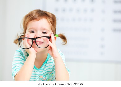Konzeptvision-Test. Kind mit Brille beim Augenarzt