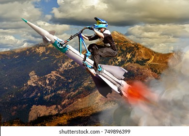 Konzeptionelles Bild von einem auf einer Rakete hochfliegenden Biker