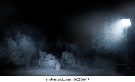 Koncepční obraz tmavého interiéru plného vířícího kouře