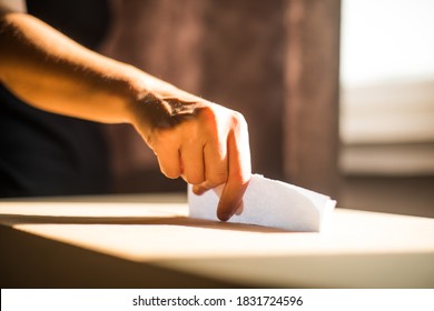 Konzeptuelles Bild einer Person, die während der Wahlen an einem Wahllokal abstimmt.