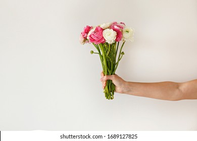 352,137 Girl holding flowers Images, Stock Photos & Vectors | Shutterstock