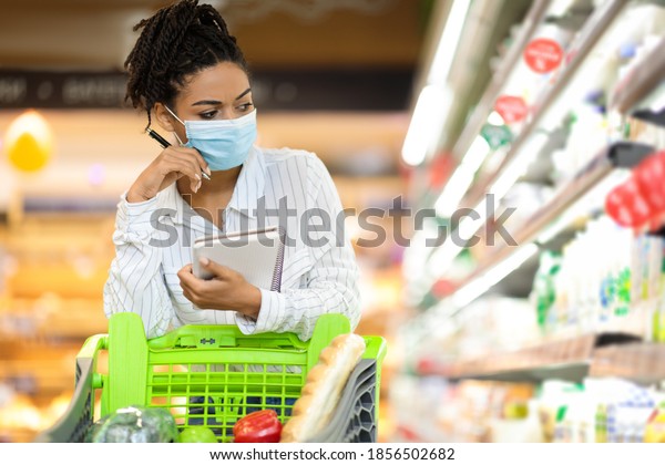 Des Acheteuses Concernées Qui Font Des photo de stock