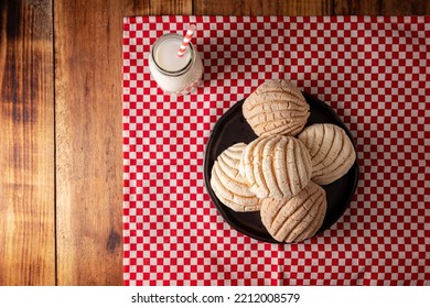 Conchas. Mexican Sweet Bread Roll With Seashell-like Appearance, Usually Eaten With Coffee Or Hot Chocolate At Breakfast Or As An Afternoon Snack.