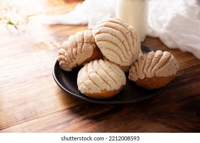 Conchas. Mexican Sweet Bread Roll With Seashell-like Appearance, Usually Eaten With Coffee Or Hot Chocolate At Breakfast Or As An Afternoon Snack.