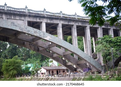 A Concrete Bridge Structure From Below Or Jembatan Fakultas Teknik Ugm, Jogja. June 22, 2022, Yogyakarta, Indonesia, Struktur Jembatan Beton, Dengan Pilar Beton Dilihat Dari Bawah, Jembatan Teknik UGM