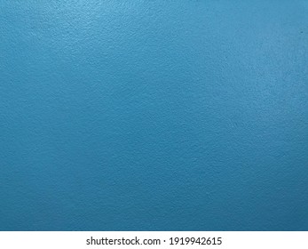 青い壁に塗られたコンクリートの絵の写真素材