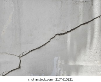 The Concrete Wall Outside The Building Cracked From Top To Bottom. This Creates A Clear Fissure And Water Seeps Inside. This Can Cause Wear And Tear And Cause Concerns Or Problems For Users.