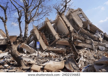 The condition of buildings collapsed and completely destroyed, walls split, infrastructure and facilities damaged, and many fatalities due to a large earthquake that hit residential areas.