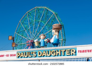 Coney Island, Brooklyn, New York City, New York, USA. November 6, 2021. Snack Stand And Ferris Wheel At Coney Island.