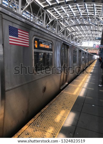 Similar – Foto Bild Der Zug hielt in der New Yorker U-Bahn-Station.