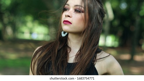 
Zuversichtliche, junge hispanische Frau, die draußen in der Natur posiert. Latex
