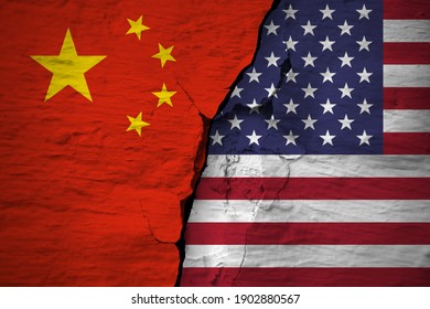 Konflikte zwischen Ländern. Die Vereinigten Staaten von Amerika und China flaggen an der zerrissenen Betonmauer.  Die Verschlechterung der diplomatischen Beziehungen. Konfliktkonzept und Krisenkonzept .
