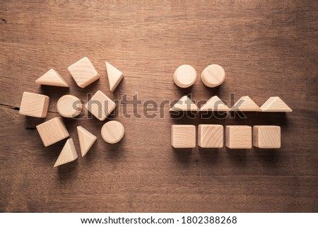Confused geometry shape of wood blocks on the left rearrange in the same category on the right, category concept Foto stock © 