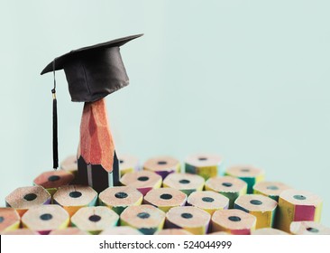 Gratulationen Absolventen Hintergrund, Inschrift in Bleistift und Graduiertenkappe