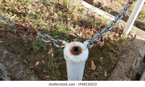 the connecting pole between the chains



