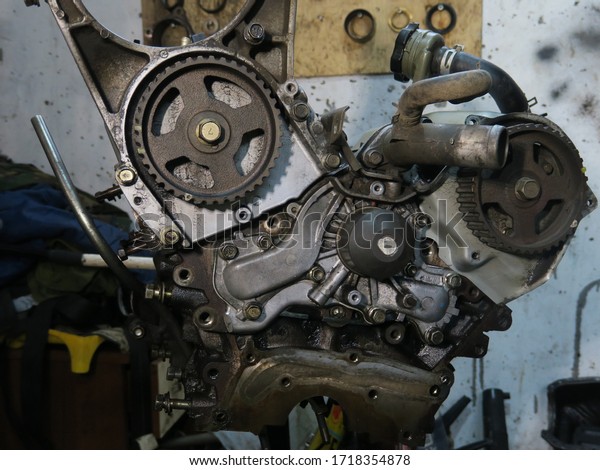 The connecting rod, piston and cylinder block\
in a disassembled condition