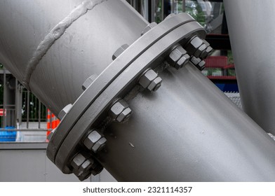 Connection of large round metal pipes