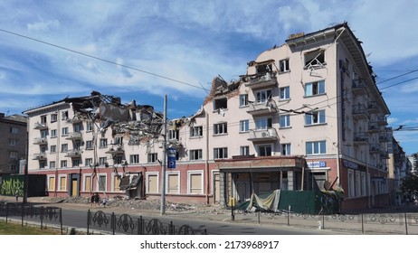 The consequences of the explosion of the hotel Ukraine by a Russian missile.