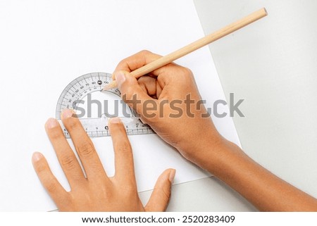 It consists of a semicircle and a rectangular piece. Both components are graduated with measurements and joined by a nut at the central point of the semicircle and one of the ends of the rectangle on.