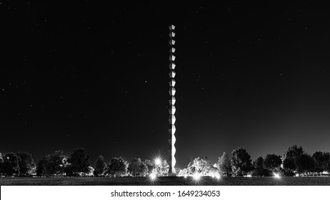 Constantin Brancusi Endless column by night