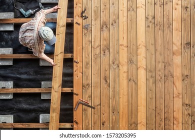Bau eines Holzbodens auf einer Terrasse
