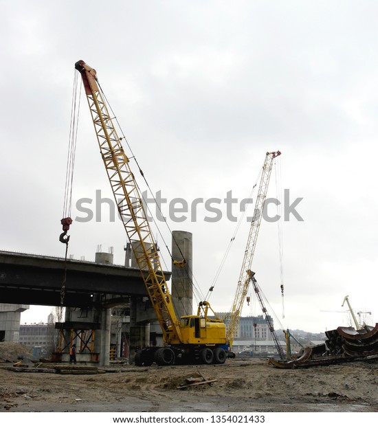 The construction of the automobile distribution,\
the old crane.
