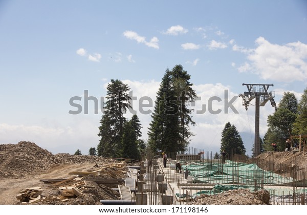 construction of cable way\
in the mountains