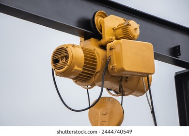 Construction crane engine for lifting cargo from boats