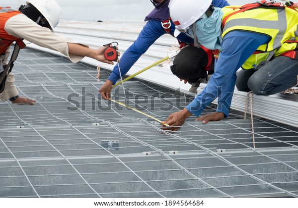 Construction engineer\
inspection roofing\
work
