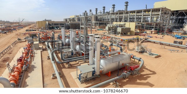 Construction of a\
modern combined cycle power\
plant