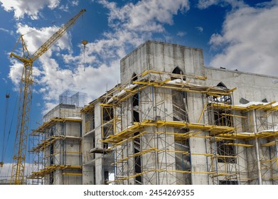 Construction of a mosque during the winter Create a space for worship and social gathering Use of lower construction costs during the off-season Proper planning and preparation