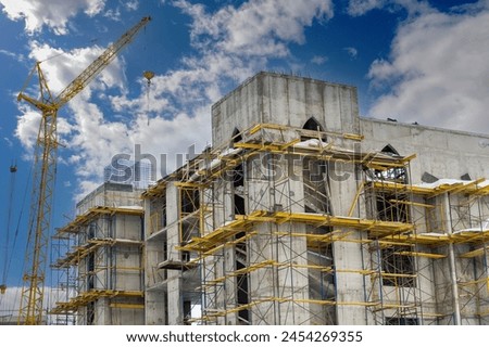 Construction of a mosque during the winter Create a space for worship and social gathering Use of lower construction costs during the off-season Proper planning and preparation
