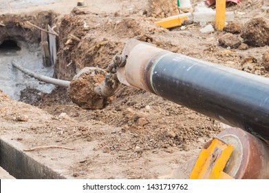 Construction Of Oil And Gas Pipeline,horizontal Directional Drilling (HDD Process).Installing Underground Pipes Or Conduits Along A Prescribed Bore Path From The Soil Surface.