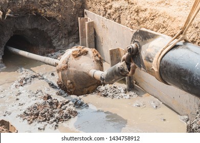 Construction Of Oil And Gas Pipeline,horizontal Directional Drilling (HDD Process).Installing Underground Pipes Or Conduits Along A Prescribed Bore Path From The Soil Surface.