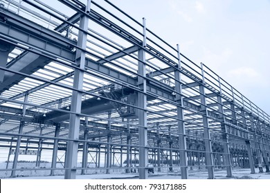 Auf dem Baugelände befindet sich die Stahlkonstruktion im Bau