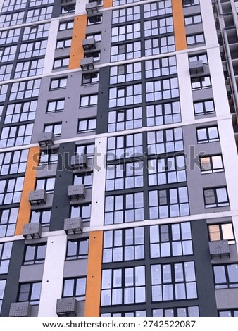 Construction of a skyscraper in a megalopolis using a tower crane