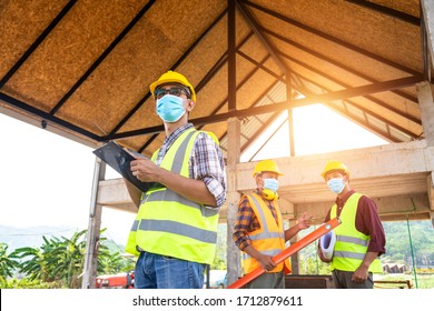 [Construction Teamwork ] Team Of Construction Engineers And Three Architects Are Ready To Wear Medical Masks. Corona Or Covid-19 Wear Masks During The Design Of Construction. New Normal.