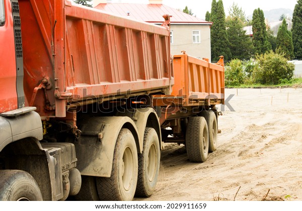 Construction truck and\
construction site