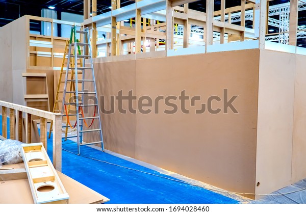 Construction work in a large room. Production of\
plywood frames. Dividing a large room into sectors. A room with a\
flexible layout. Installation of temporary walls made of plywood\
and giprok.