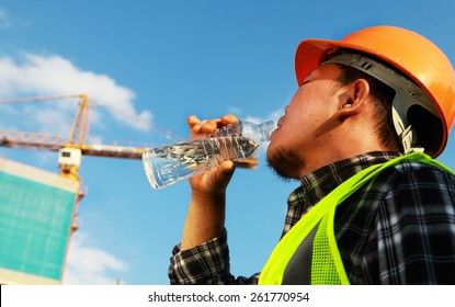 Bauarbeiter, die Trinkwasser an einem Standort beziehen