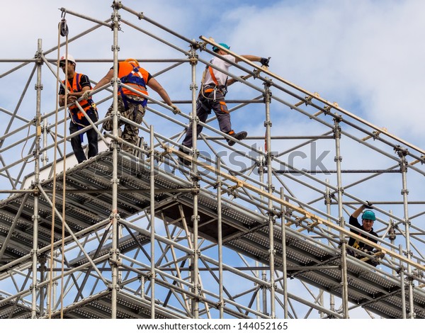 construction worker on a scaffold,\
symbolfoto for building, construction boom, labor\
protection