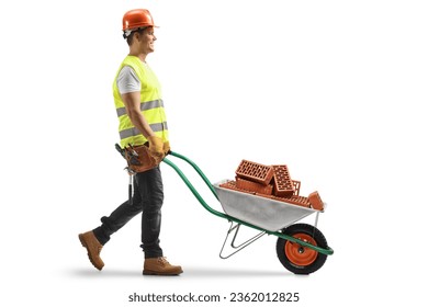 Trabajador de la construcción empujando una carretilla con ladrillos aislados sobre fondo blanco