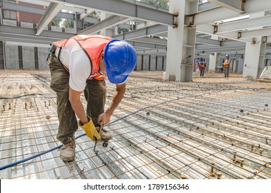 Bauarbeiter, der die Eisen-Mesh-Stäbe auf Stahlplatten festhält
galvanisierter Stahlfußboden auf einer großen Baustelle