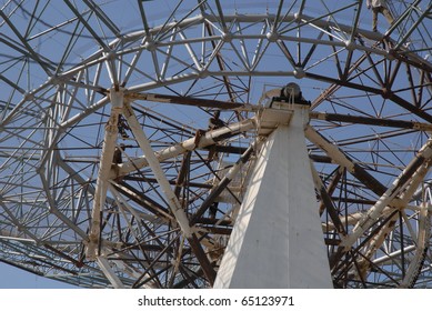 Construction workers on the Giant Meter-wave Radio Telescope `GMRT' in India. Perilous work.