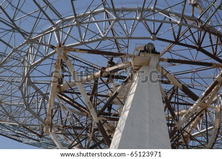 Construction workers on the Giant Meter-wave Radio Telescope `GMRT' in India. Perilous work.