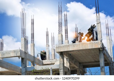 Construction Workers  Are Working In The Daytime,unsafe Work And No Safety Equipment