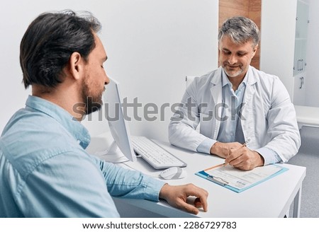 Consultation with urologist-andrologist to man patient and his male reproductive system and sperm health. Andrology Stockfoto © 