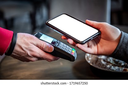 Unberührte mobile Zahlung. Mobile Zahlung in Café mit Smartphone nfc nahe Funktechnik